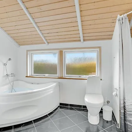 Stunning In With 4 Bedrooms And Sauna 別荘 ハザスレウ