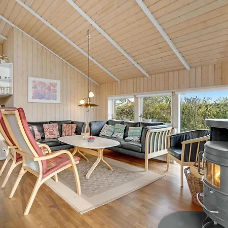 別荘 Stunning In With 4 Bedrooms And Sauna ハザスレウ