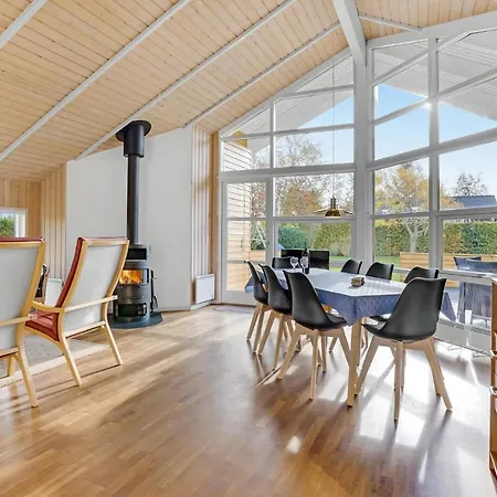 別荘 Stunning In With 4 Bedrooms And Sauna ハザスレウ