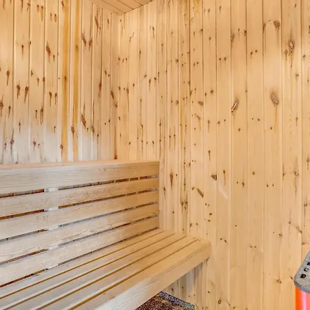 別荘 Stunning In With 4 Bedrooms And Sauna ハザスレウ