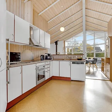 Stunning In With 4 Bedrooms And Sauna 別荘 ハザスレウ